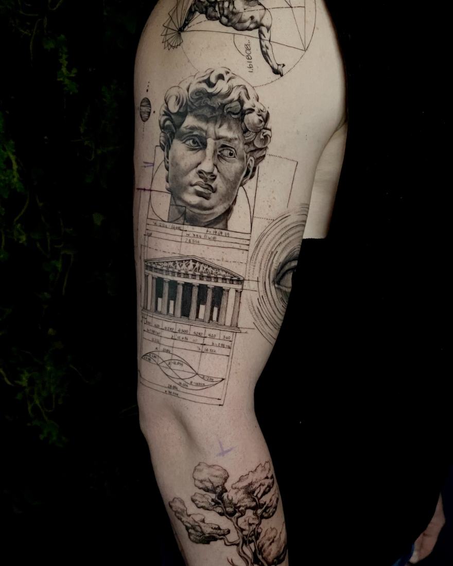 Tatuaje realismo black and grey Vitruvio y David, geometría sagrada