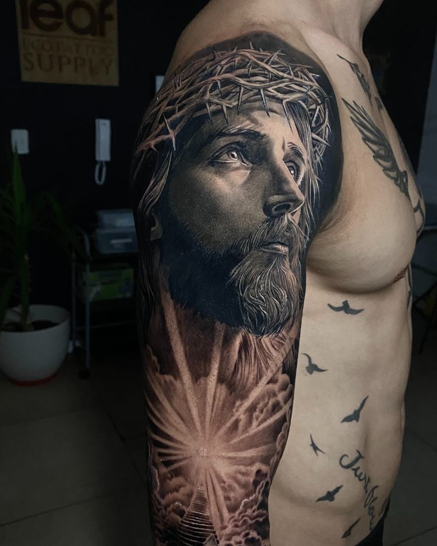 Tatuaje realismo black and grey retrato religioso, corona de espinas