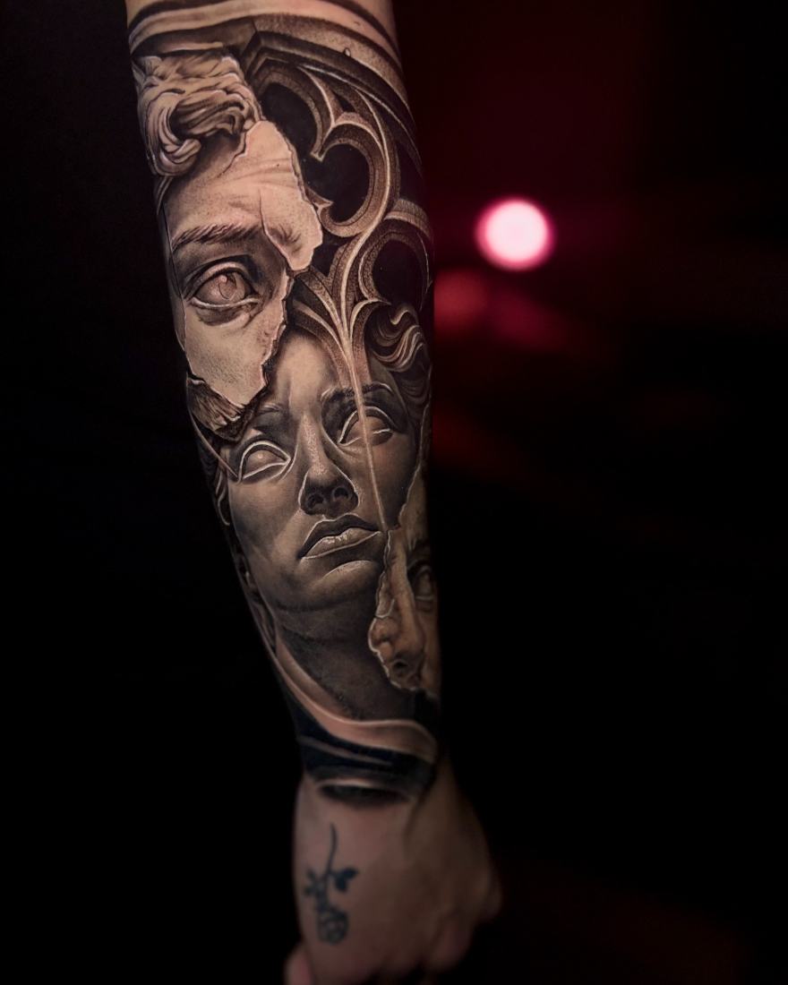 Tatuaje realismo black and grey rostro fragmentado, escultura clásica