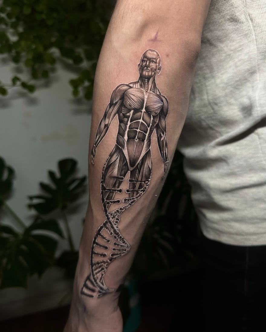 Tatuaje realismo black and grey hombre anatómico y hélice de ADN