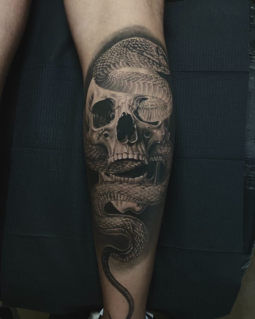Tatuaje realismo black and grey calavera y serpiente