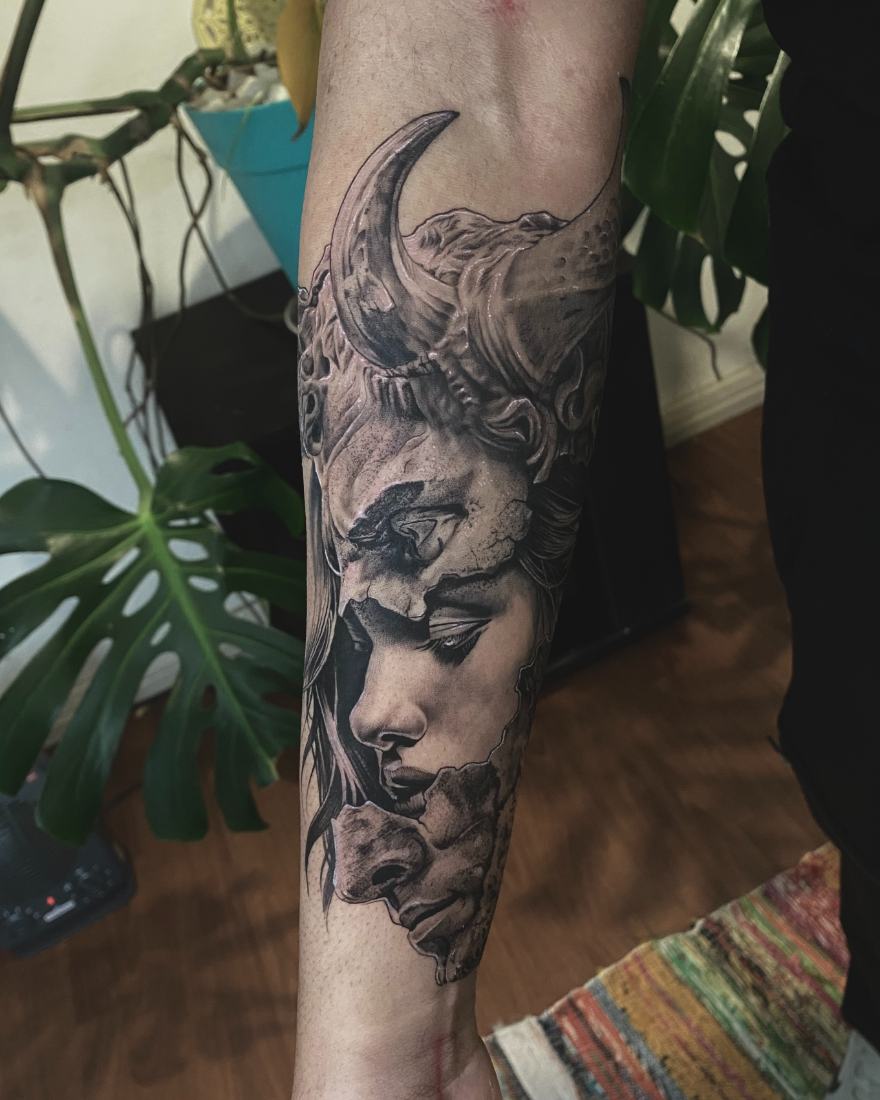 Tatuaje realismo black and grey mujer con cuernos, tocado ritual