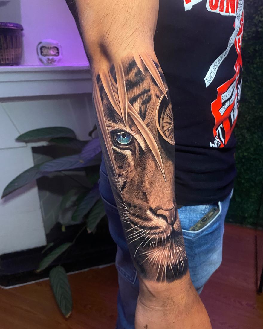 Tatuaje realismo black and grey tigre y brújula