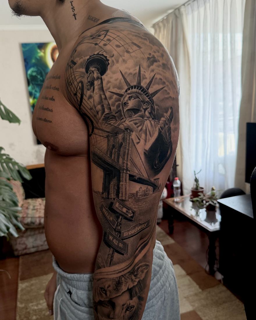 Tatuaje realismo black and grey Estatua de la Libertad y puente de Brooklyn