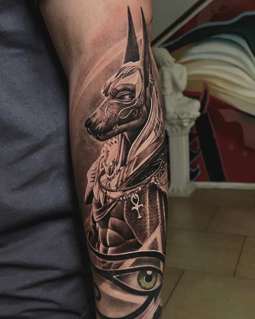 Tatuaje realismo black and grey Anubis, mitología egipcia