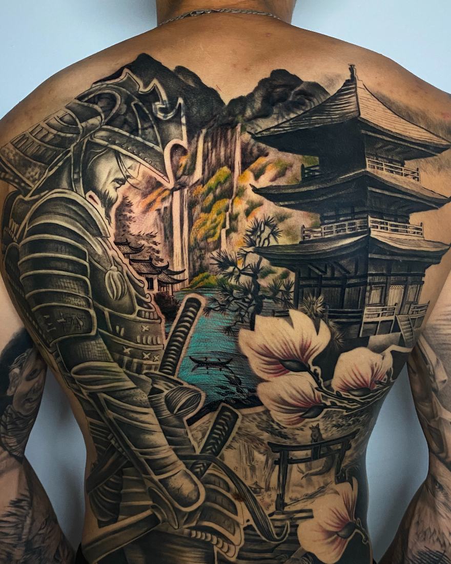 Tatuaje realismo black and grey samurái y pagoda japonesa, espalda completa