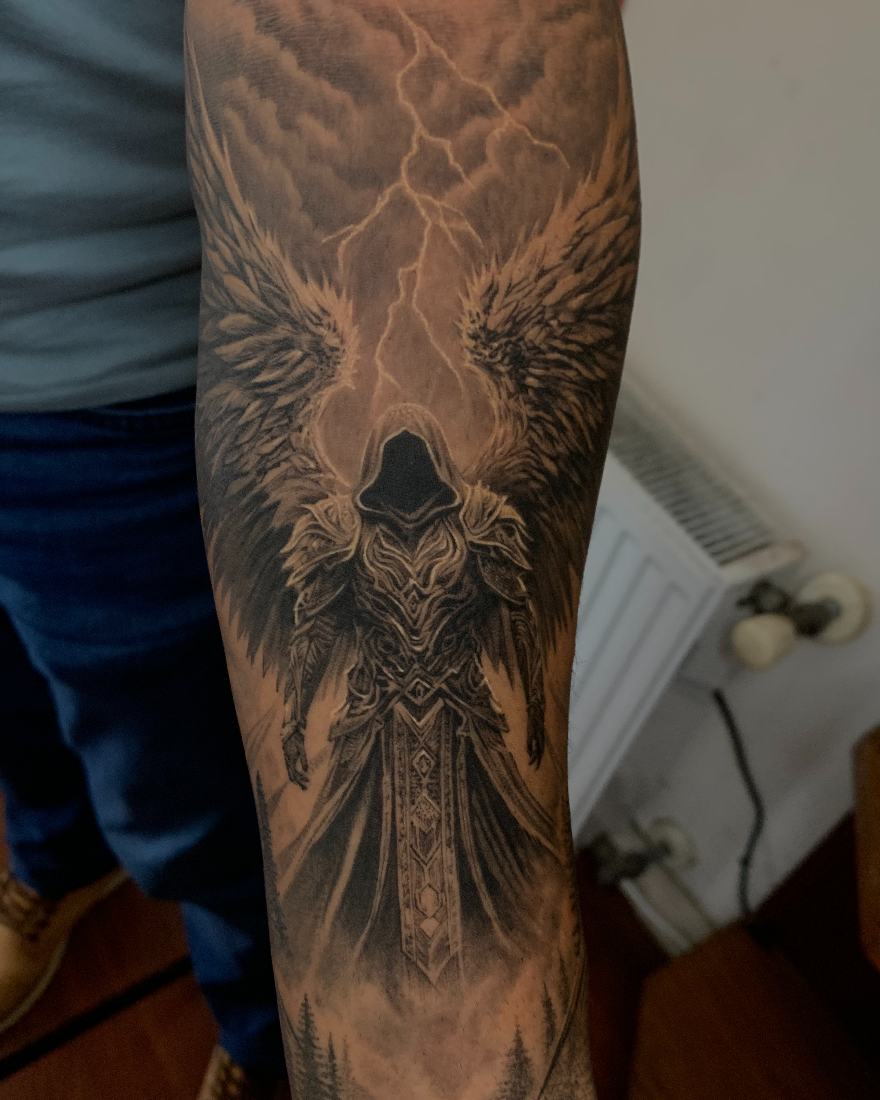 Tatuaje realismo black and grey ángel guerrero encapuchado con alas y tormenta