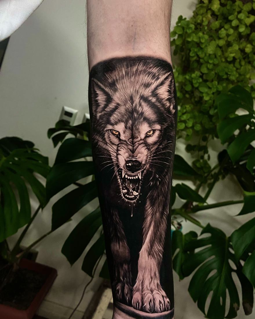 Tatuaje realismo black and grey lobo gruñendo