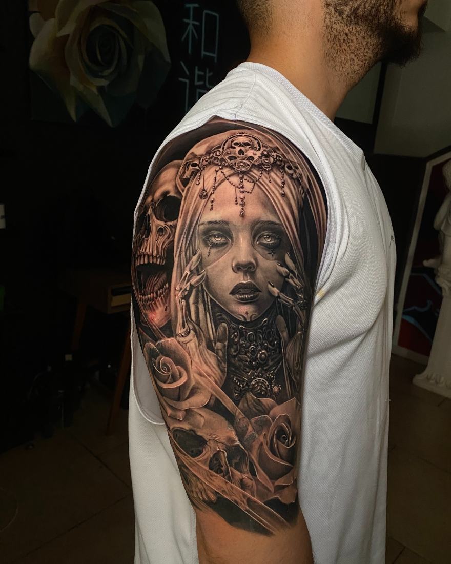 Tatuaje realismo black and grey mujer velada, calavera y rosas