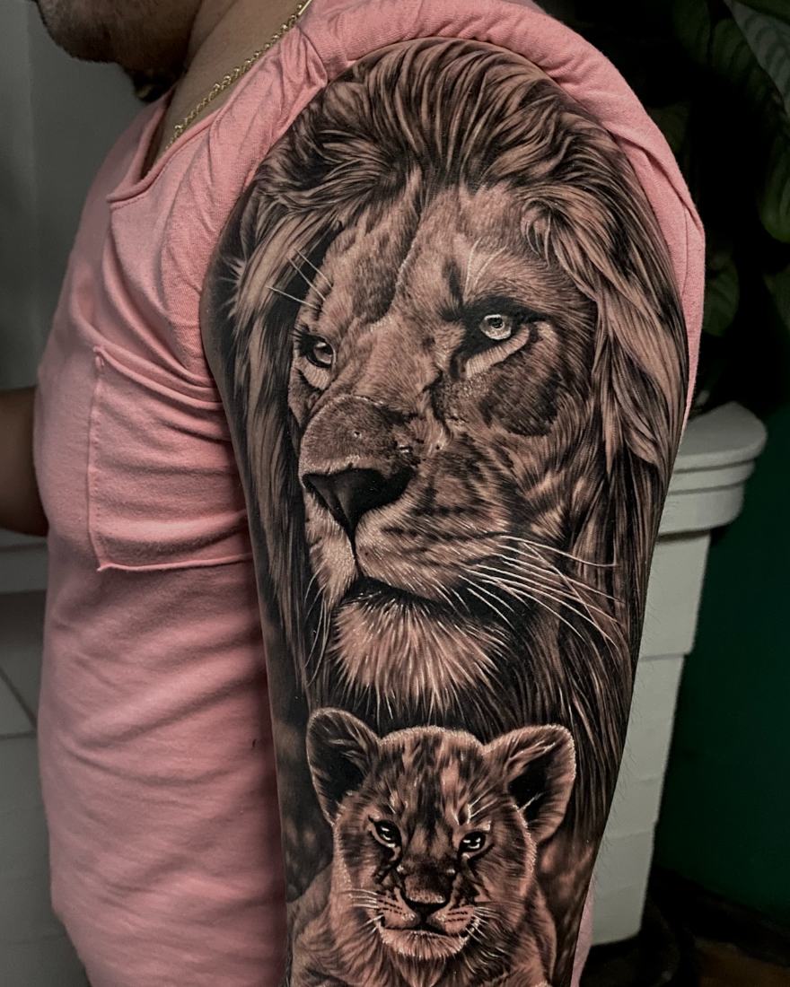 Tatuaje realismo black and grey león y cachorro