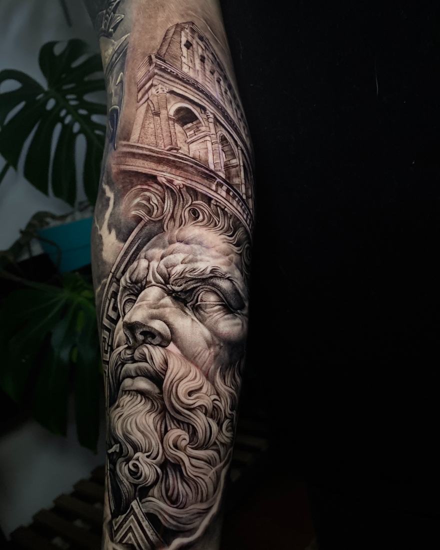 Tatuaje realismo black and grey busto clásico y Coliseo